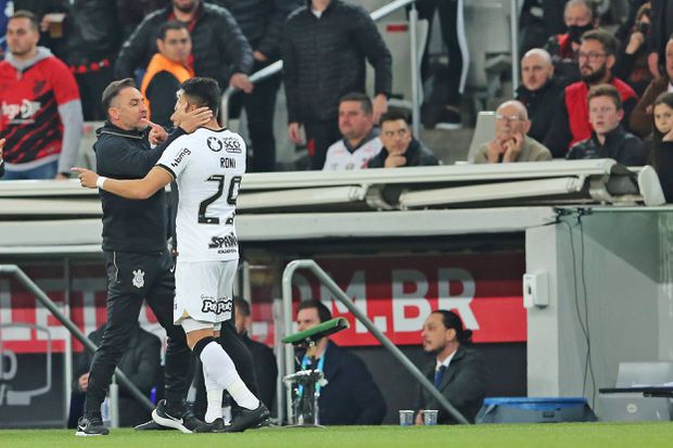 Roni foi treinado por Vítor Pereira no Corinthians