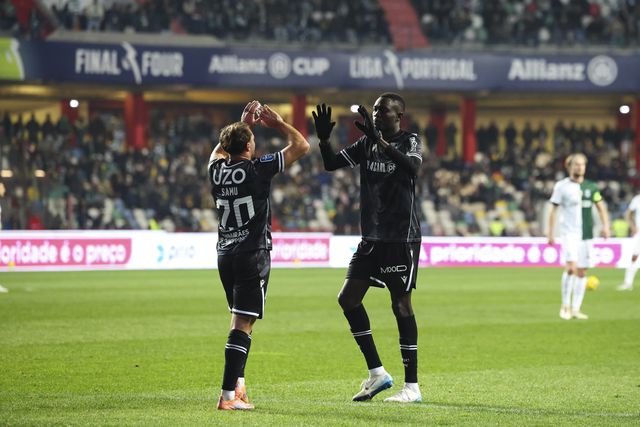 Ndoye festeja com Samu (Lusa/Paulo Novais)