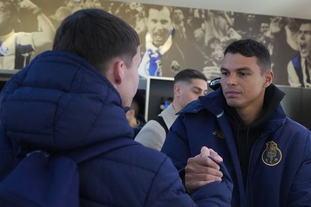Thiago Silva cumprimentou novos companheiros de equipa - Foto: FC Porto/X
