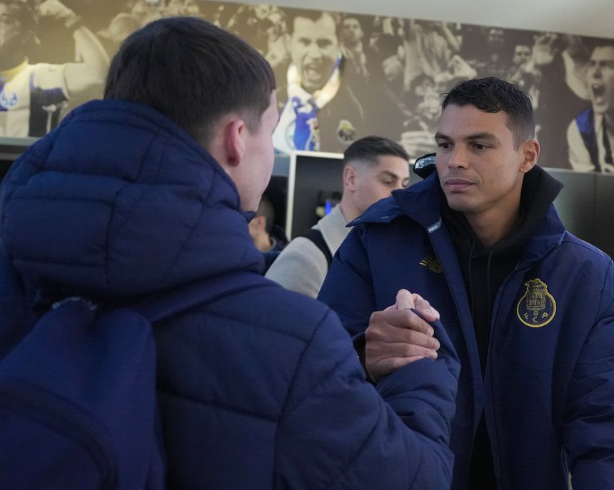 Thiago Silva cumprimentou novos companheiros de equipa - Foto: FC Porto/X