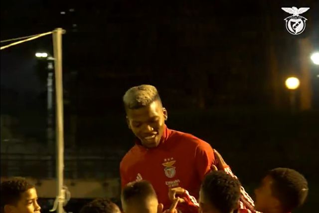 Vídeo: jogadores do Benfica visitam novas instalações