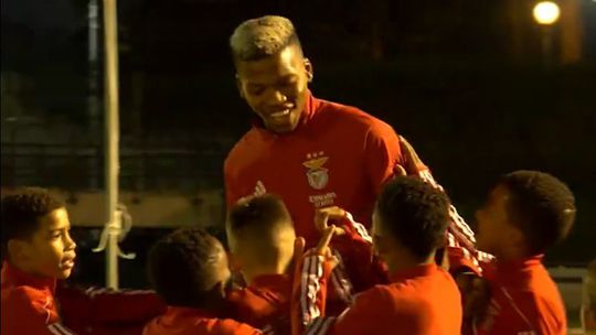 Vídeo: jogadores do Benfica visitam novas instalações