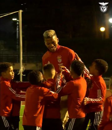 Vídeo: jogadores do Benfica visitam novas instalações