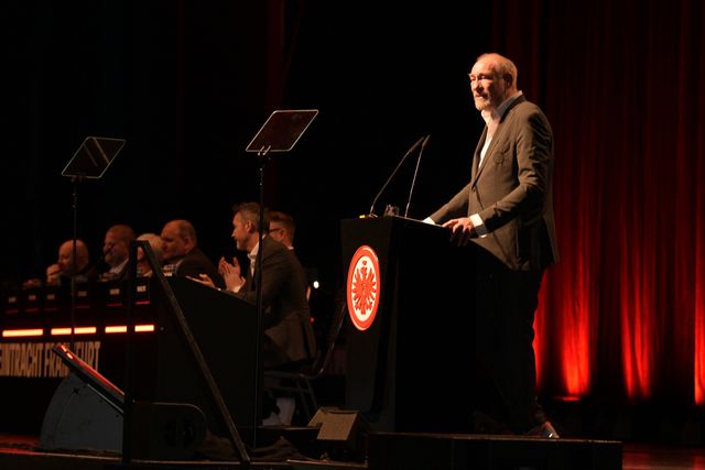 Antigo presidente do Frankfurt participa em manifestações contra a extrema-direita