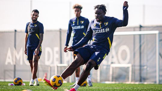 Famalicão: Florian Danho aponta (agora) à estreia como titular diante de outro... leão