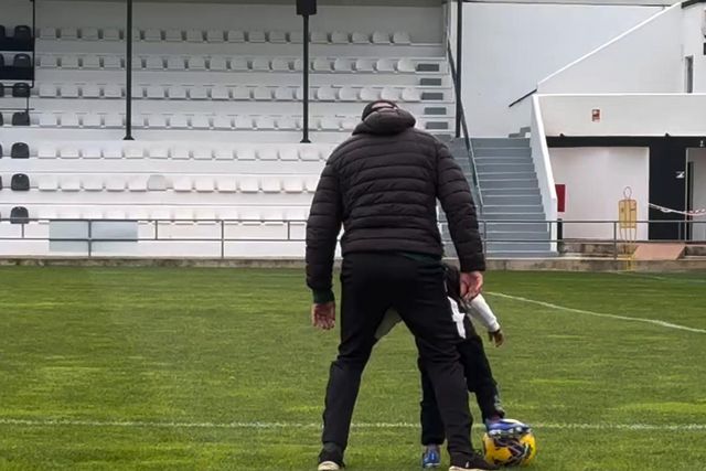 De pai para filho: Treino do Farense teve um 'pequeno' reforço