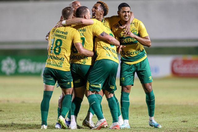 Depois do dilúvio, António Oliveira vence dérbi em Cuiabá