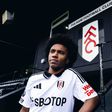 Willian com a camisola vestida no anúncio da contratação
