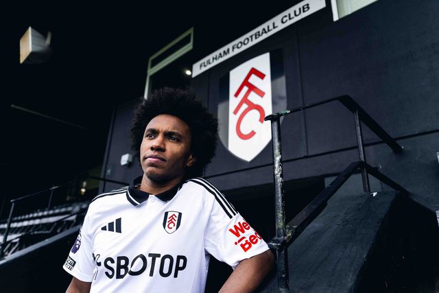 Willian com a camisola vestida no anúncio da contratação