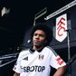 Willian com a camisola vestida no anúncio da contratação