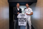 Handel posa com o presidente do V. Guimarães, António Miguel Cardoso, com uma camisola que tem nas costas o número 2029