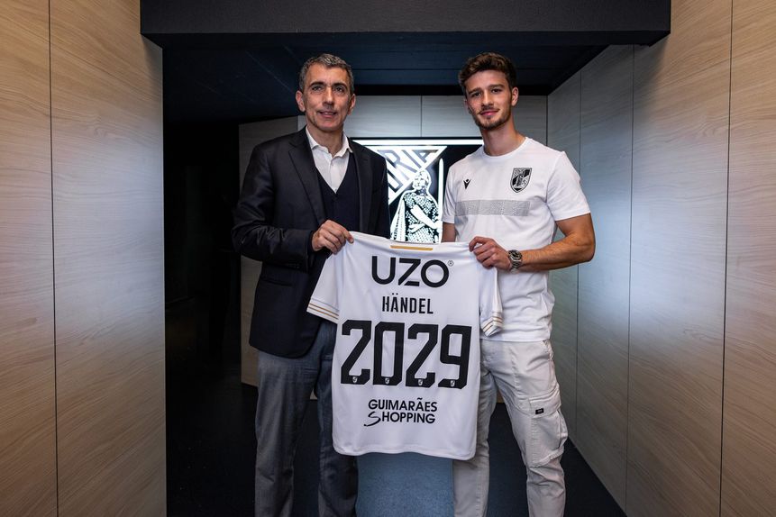 Handel posa com o presidente do V. Guimarães, António Miguel Cardoso, com uma camisola que tem nas costas o número 2029