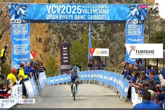 João Almeida à beira da amarela na Volta à Comunidade Valenciana