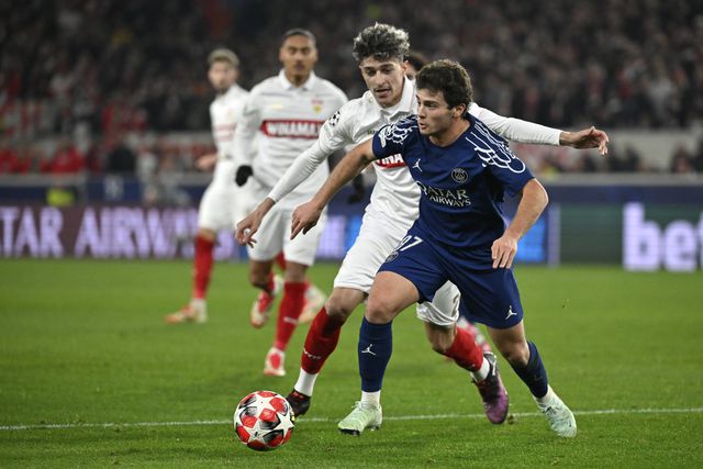 João Neves a tentar manter a posse de bola frente ao Estugarda