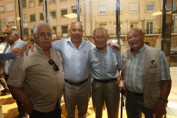 Foto de 2023: Francisco Araújo, primeiro a contar da direita, ladeado pelo jornalista Guita Júnior, por Joaquim Gomes (diretor da Volta a Portugal), e por Fernando Emilio, jornalista de A Bola, também já falecido (foto: Rui Raimundo/A BOLA)