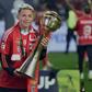 Gianluca Prestianni, 19 anos, com a Taça da Liga