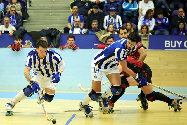 FC Porto sofre até ao fim, mas fica perto dos quartos de final da Champions
