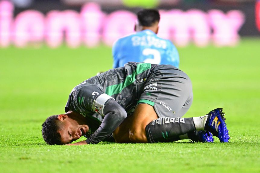 James Rodríguez muito queixoso no relvado