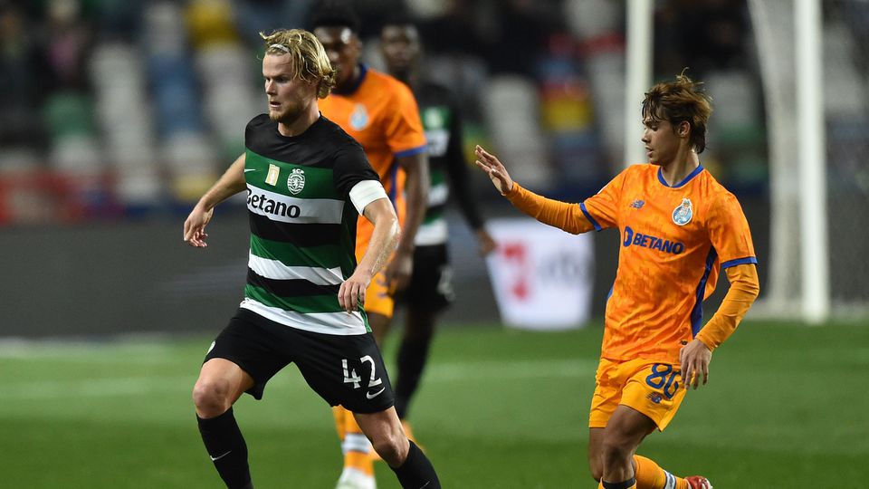 Imagem do último duelo entre Sporting e FC Porto (na meia-final da Taça da Liga, vitória dos leões, por 1-0), com Morten Hjulmand, médio dos verdes e brancos, a conduzir a bola perante a (tímida) pressão de Rodrigo Mora, dos azuis e brancos