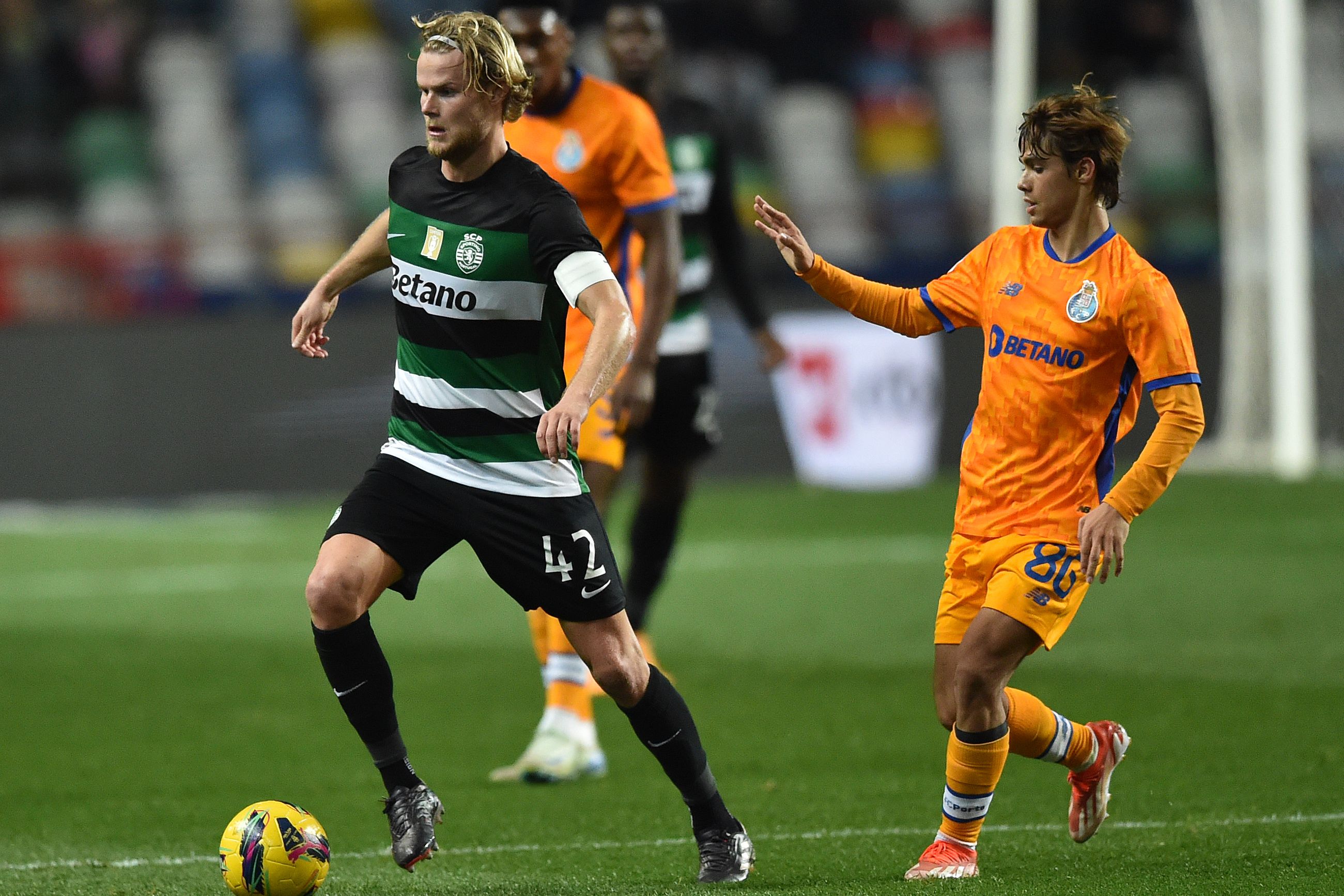 Imagem do último duelo entre Sporting e FC Porto (na meia-final da Taça da Liga, vitória dos leões, por 1-0), com Morten Hjulmand, médio dos verdes e brancos, a conduzir a bola perante a (tímida) pressão de Rodrigo Mora, dos azuis e brancos