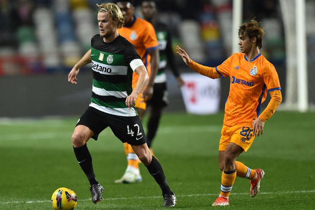 Imagem do último duelo entre Sporting e FC Porto (na meia-final da Taça da Liga, vitória dos leões, por 1-0), com Morten Hjulmand, médio dos verdes e brancos, a conduzir a bola perante a (tímida) pressão de Rodrigo Mora, dos azuis e brancos
