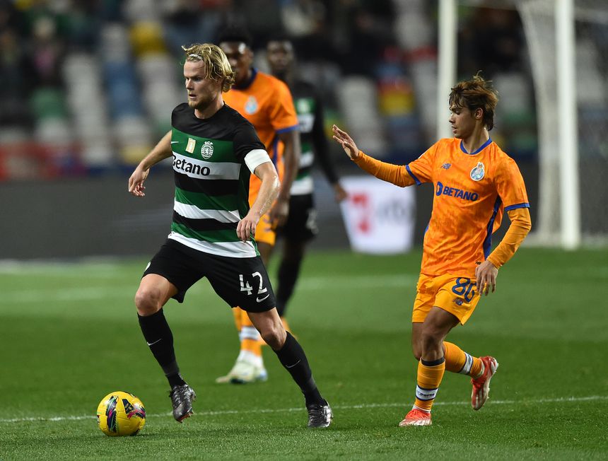 Imagem do último duelo entre Sporting e FC Porto (na meia-final da Taça da Liga, vitória dos leões, por 1-0), com Morten Hjulmand, médio dos verdes e brancos, a conduzir a bola perante a (tímida) pressão de Rodrigo Mora, dos azuis e brancos