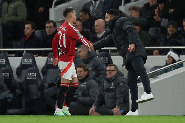 Antony a cumprimentar Ruben Amorim, ainda no Manchester United