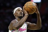 Jimmy Butler concentrado com a bola nas mãos