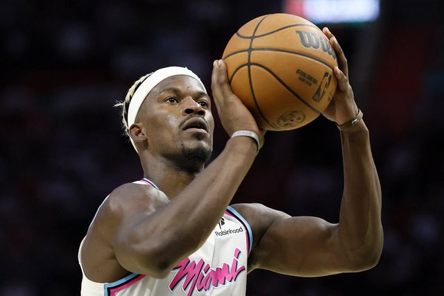Jimmy Butler concentrado com a bola nas mãos