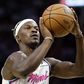 Jimmy Butler concentrado com a bola nas mãos