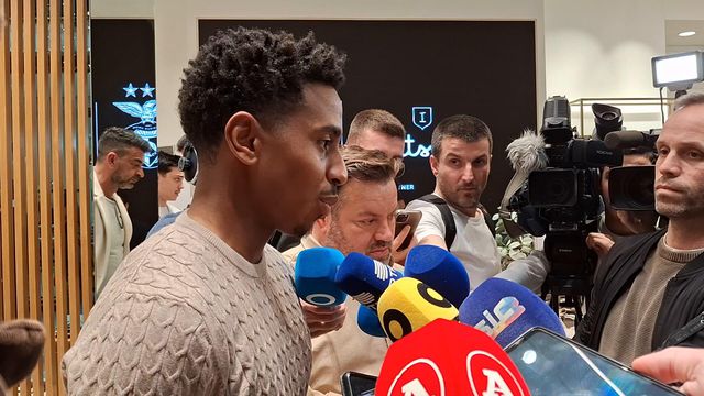 Leandro Barreiro falou aos jornalistas, esta manhã, numa ação promovida pelo Benfica no centro comercial Colombo, em Lisboa