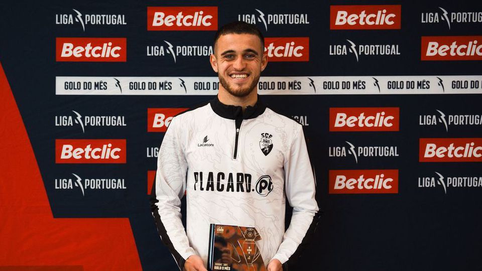 Miguel Menino recebeu o prémio de melhor golo do mês de dezembro da Liga Portugal (Foto: Liga Portugal)