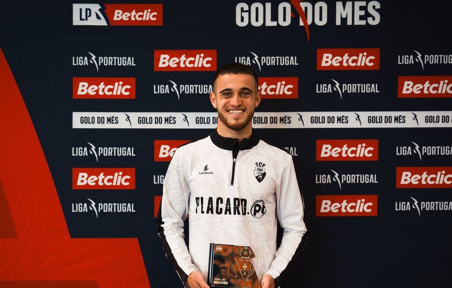Miguel Menino recebeu o prémio de melhor golo do mês de dezembro da Liga Portugal (Foto: Liga Portugal)