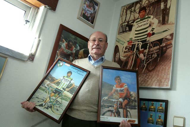 Francisco Araújo com dois quadros de Joaquim Agostinho [foto: Miguel Nunes/2008]