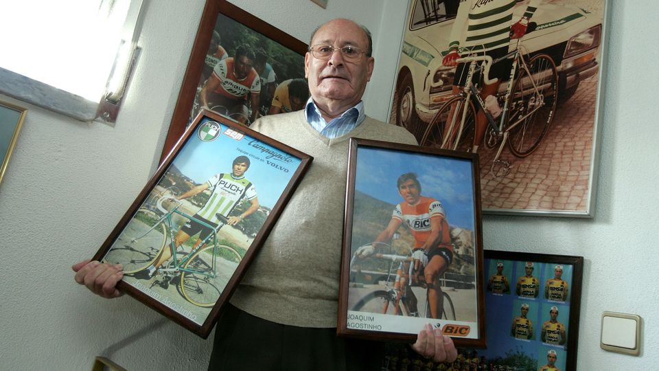 Francisco Araújo com dois quadros de Joaquim Agostinho [foto: Miguel Nunes/2008]