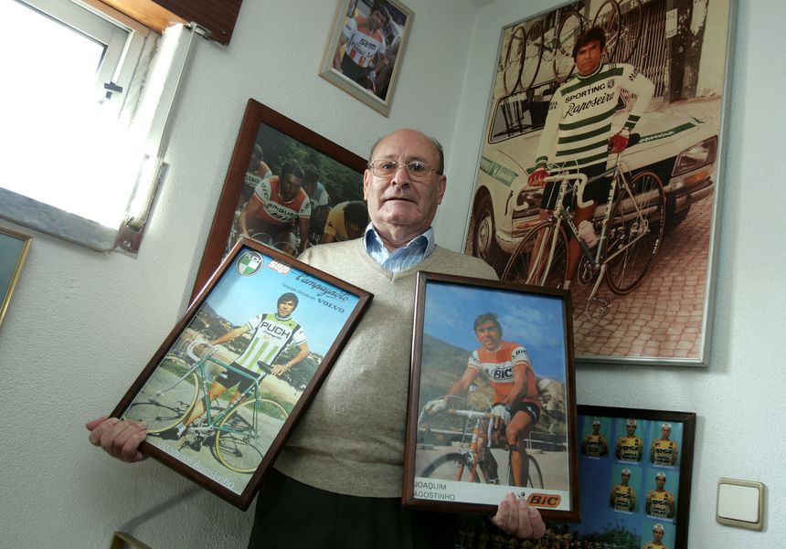 Francisco Araújo com dois quadros de Joaquim Agostinho [foto: Miguel Nunes/2008]