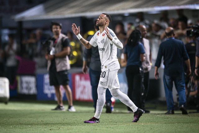Neymar levanta as mãos para o céu na altura de entrar em campo pelo Santos
