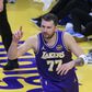 Doncic lesiona-se mas Lakers resistem a Embiid