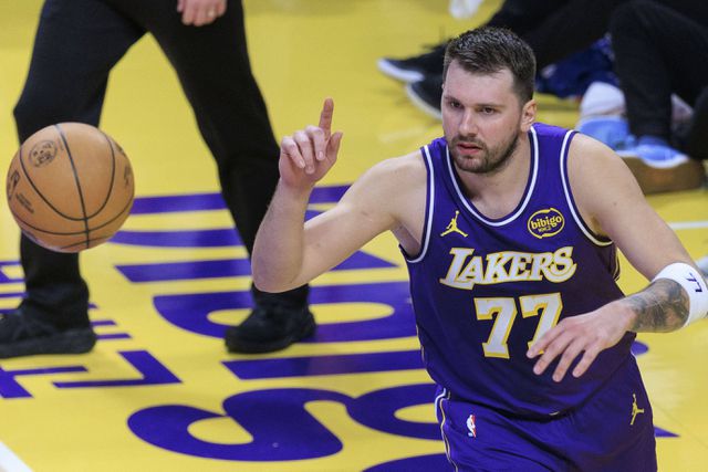 Doncic lesiona-se mas Lakers resistem a Embiid