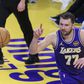 Doncic lesiona-se mas Lakers resistem a Embiid