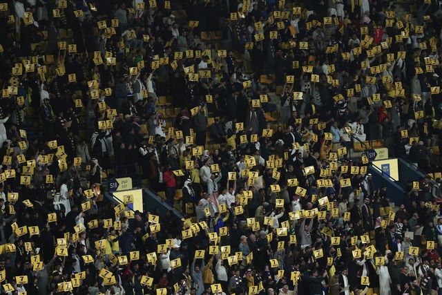 Adeptos do Al Nassr levantam cartolinas com o nome e número de CR7 - Foto: Al Nassr