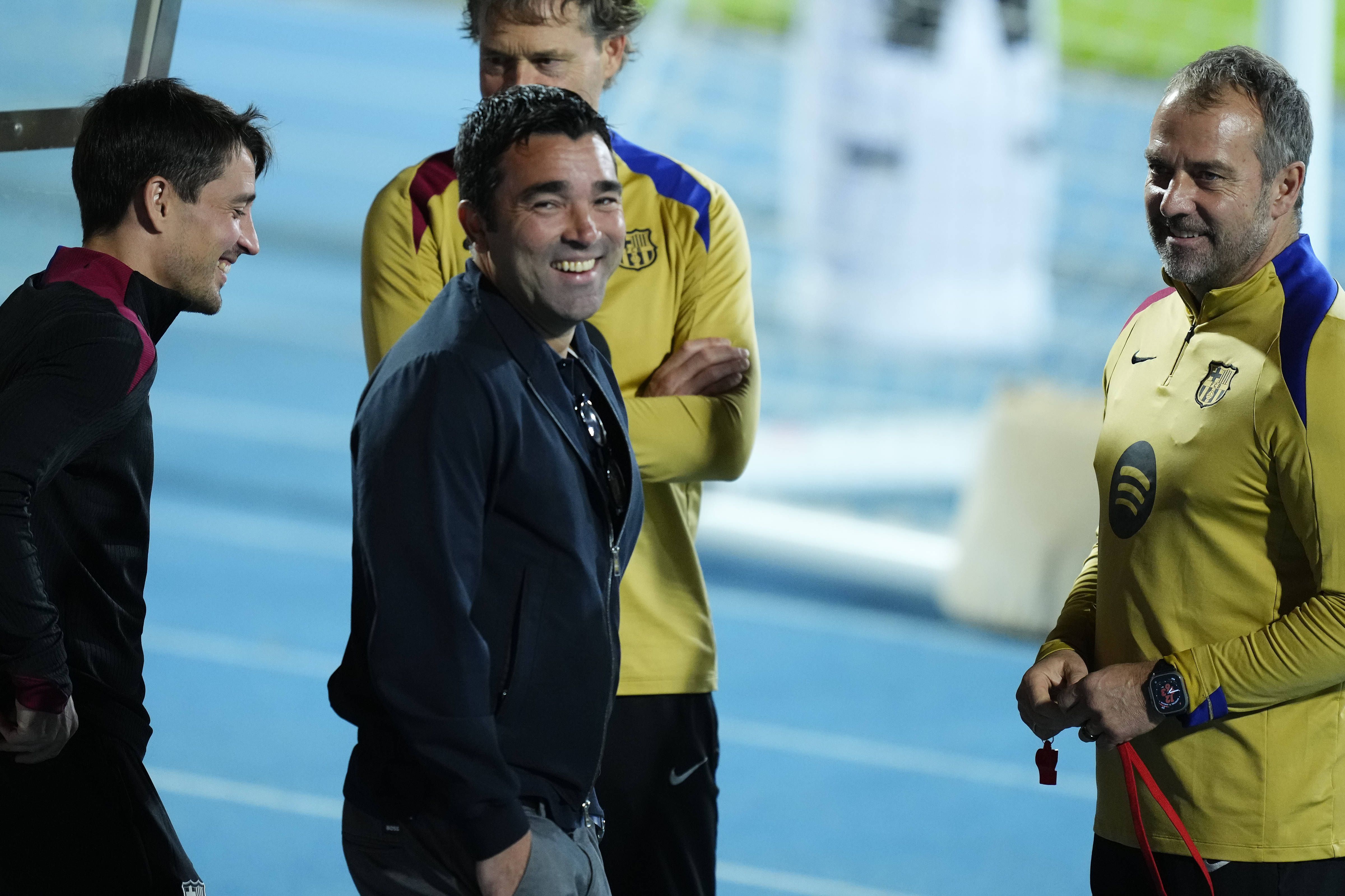 Deco, diretor desportivo do Barcelona, ao lado do treinador, Hansi Flick