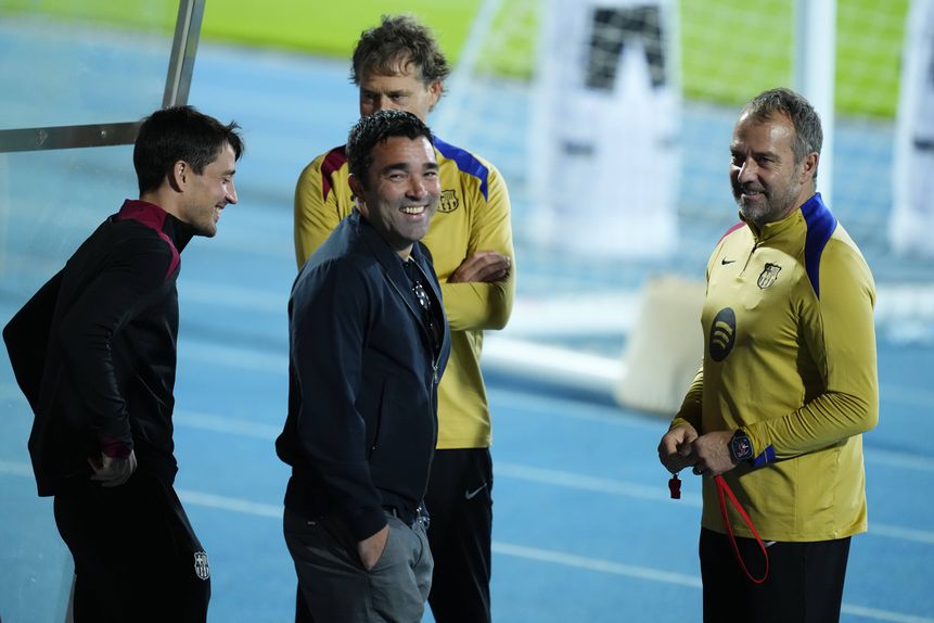 Deco, diretor desportivo do Barcelona, ao lado do treinador, Hansi Flick