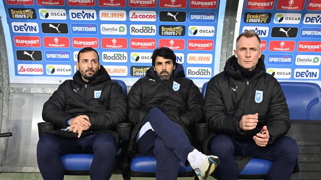 Filipe Coelho, treinador do Universitatea Craoiva, ao lado dos adjuntos