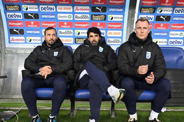 Filipe Coelho, treinador do Universitatea Craoiva, ao lado dos adjuntos