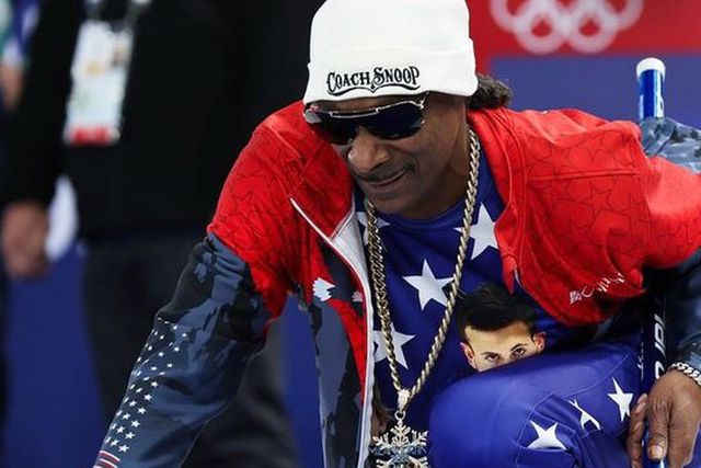 Rapper Snoop Dogg experimenta o curling nos Jogos Olímpicos de Inverno