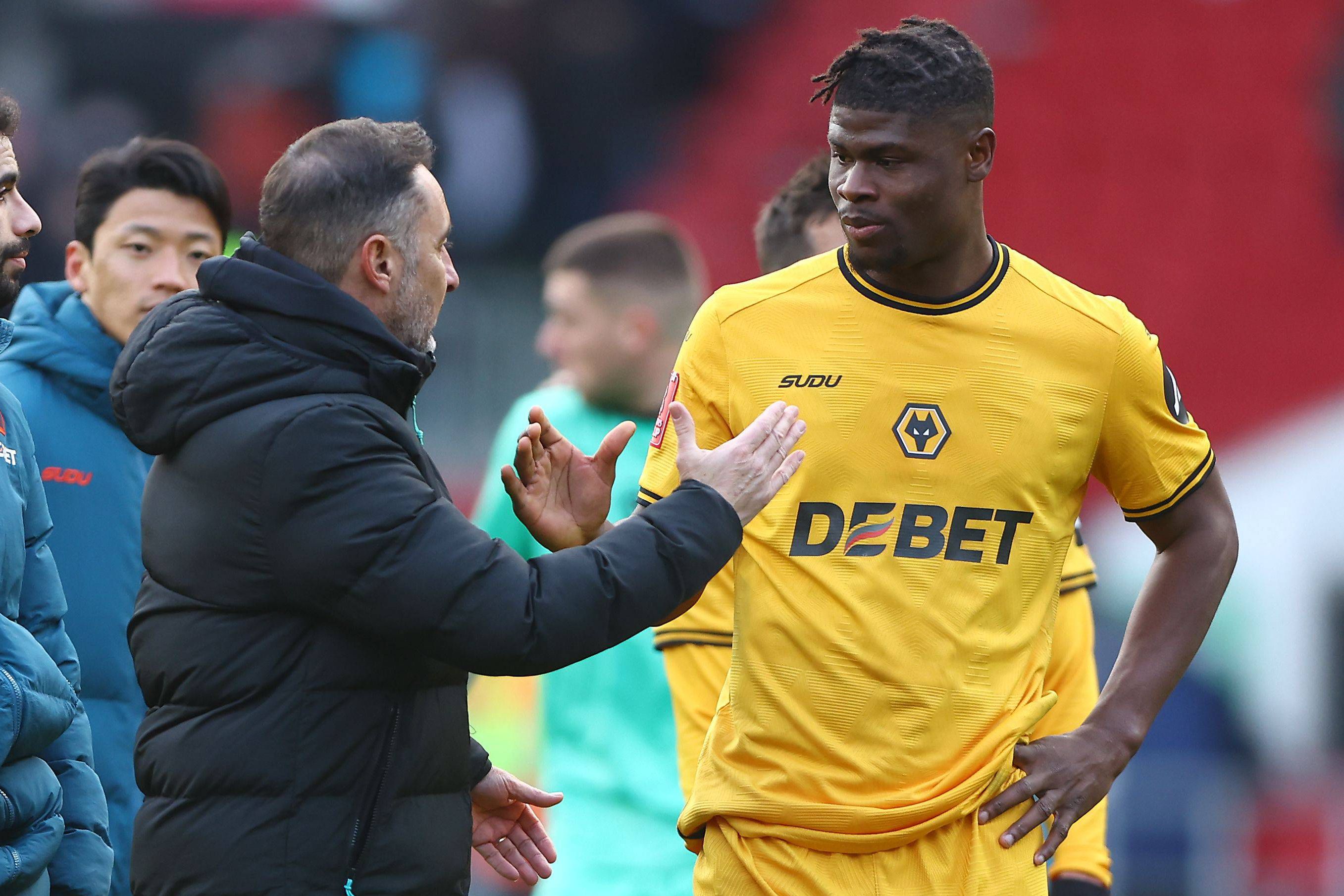Vítor Pereira com Emmanuel Agbadou no Wolverhampton