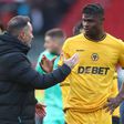 Vítor Pereira com Emmanuel Agbadou no Wolverhampton