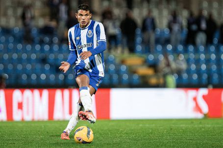 FC Porto: Thiago Silva a treinar e de olho no Estugarda