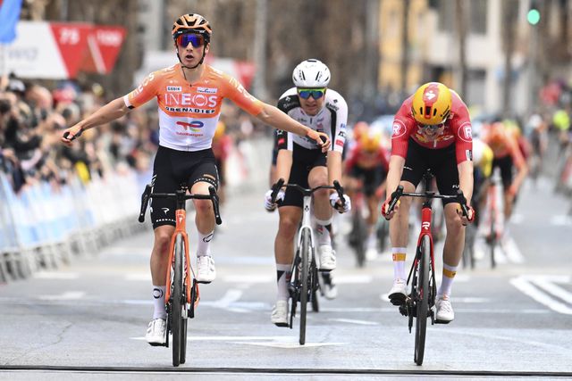 Volta a Valência: João Almeida firme no pelotão